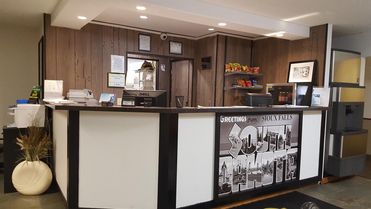 Super 8 By Wyndham Airport I90 Hotel Sioux Falls Bagian luar foto