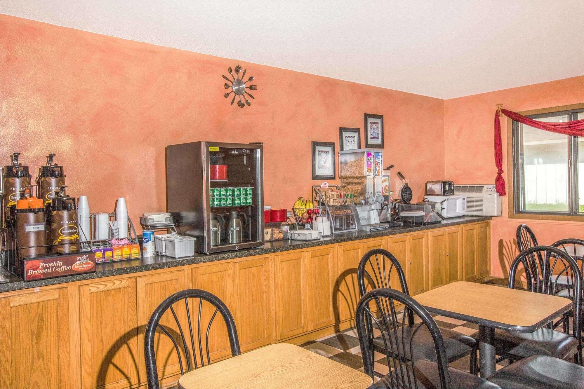 Super 8 By Wyndham Airport I90 Hotel Sioux Falls Bagian luar foto
